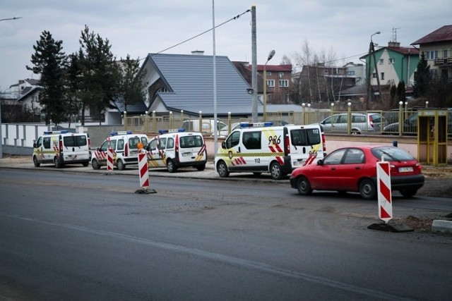 Do wieczora kostka zniknęła z powierzchni niemal całego parkingu.