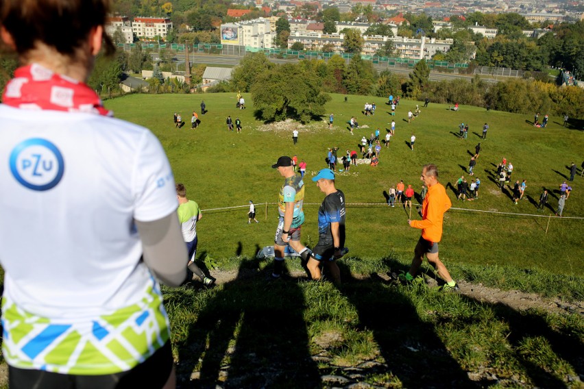 Bieg Trzech Kopców. Uczestnicy rozgrzewali się przed startem [ZDJĘCIA]