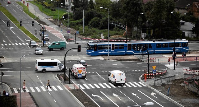 Tramwaje wróciły wczoraj na ulicę Mogilską, ale wciąż jeżdżą po jednym wielkim placu budowy