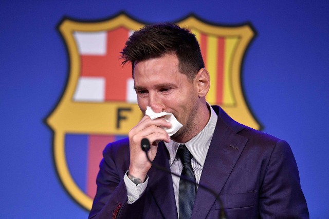 Leo Messi pożegnał się z kibicami Barcelony w bardzo wzruszający sposób. Argentyńczyk uronił wiele łez, a fani Blaugrany z całego świata poczuli dnia następnego pewną pustkę. Zwłaszcza zdając sobie sprawę, że to nie koniec jego przygody z piłką. Klub jest jednak w takiej kondycji finansowej, że gwiazdor po prostu musiał opuścić swój dom. W najnowszej historii nie brakowało równie wzruszających pożegnań. Oto 10 z nich!