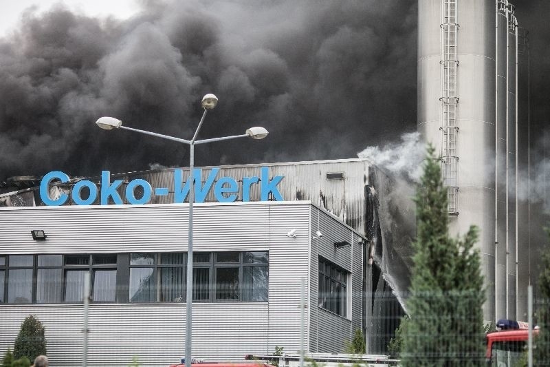 Pożar na Dąbrowskiego. Urząd Miasta Łodzi apeluje: ,,Nie otwierajcie okien!"