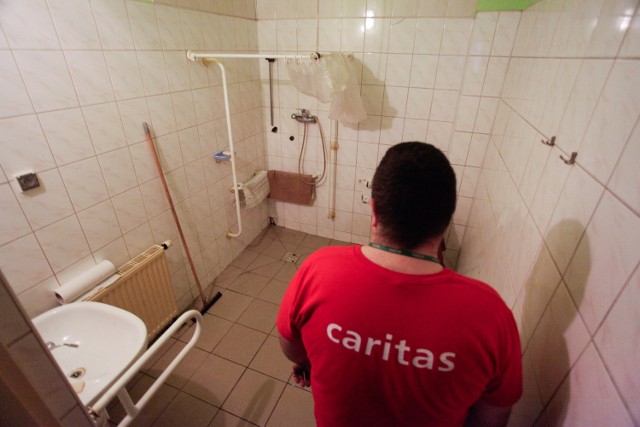 Caritas sama zorganizowała pieniądze na remont łazienki i zaplecza. Na utrzymanie też. Bezdomni mają do dyspozycji jeden prysznic. To na razie, bo może będzie chociaż jeszcze jeden.