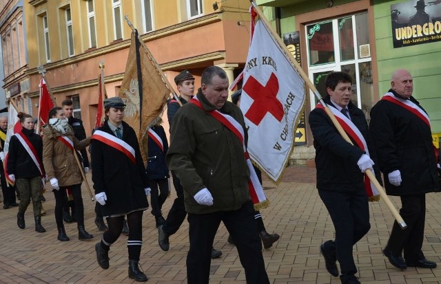 Dzisiejsze obchody odzyskania niepodległości rozpoczęły się od złożenia przez chojniczan, samorządowców oraz delegacji wielu środowisk wiązanek kwiatów pod tablicą upamiętniającą powrót Chojnic do Macierzy przy Bramie Człuchowskiej. Następnie uczestnicy przeszli do bazyliki mniejszej, a tam była msza za Ojczyznę. W bibliotece jest otwarta wystawa pt. "Nie ma nic cenniejszego nad niepodległość". Była także okazja posłuchać recitalu fortepianowego o tematyce patriotycznej w wykonaniu Michała Szymanowskiego i otwarcie wystawy pt. "Drogi do niepodległości" ze zbiorów Bogdana Kuffla. Info z Polski - przegląd najciekawszych informacji z kraju [25.01.2018]