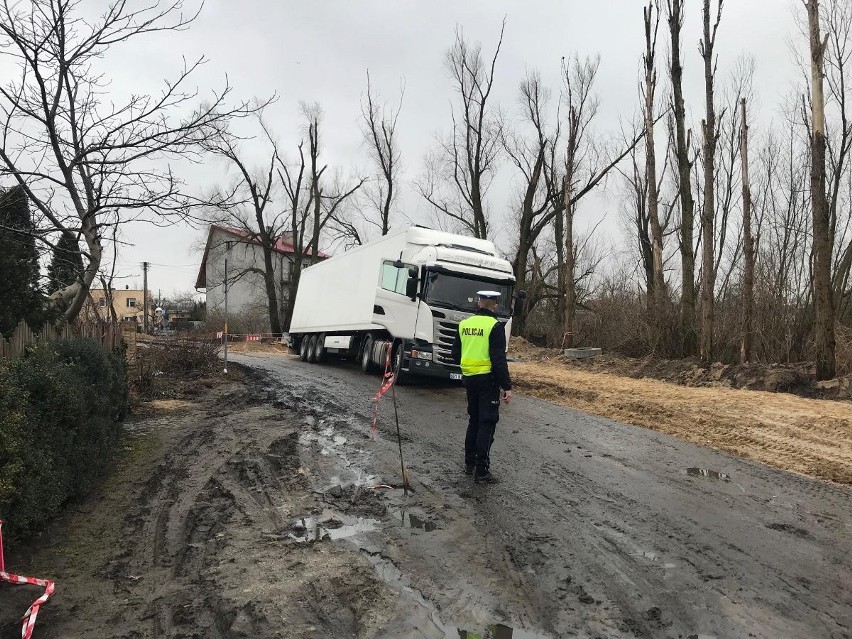 Obywatel Turcji zbyt uwierzył wskazaniom GPS-a, zabłądził i wjechał ciężarówką na plac budowy