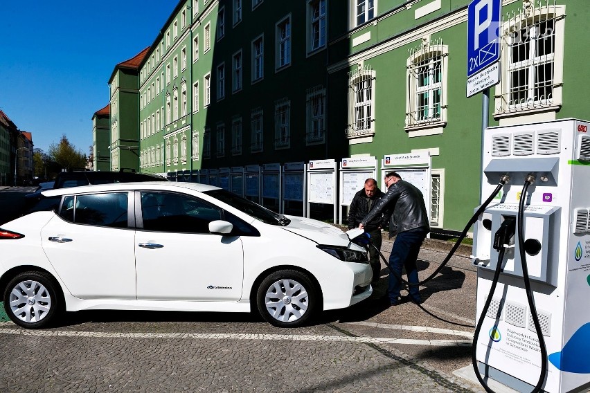 Powoli rośnie zainteresowanie samochodami elektrycznymi i hybrydami