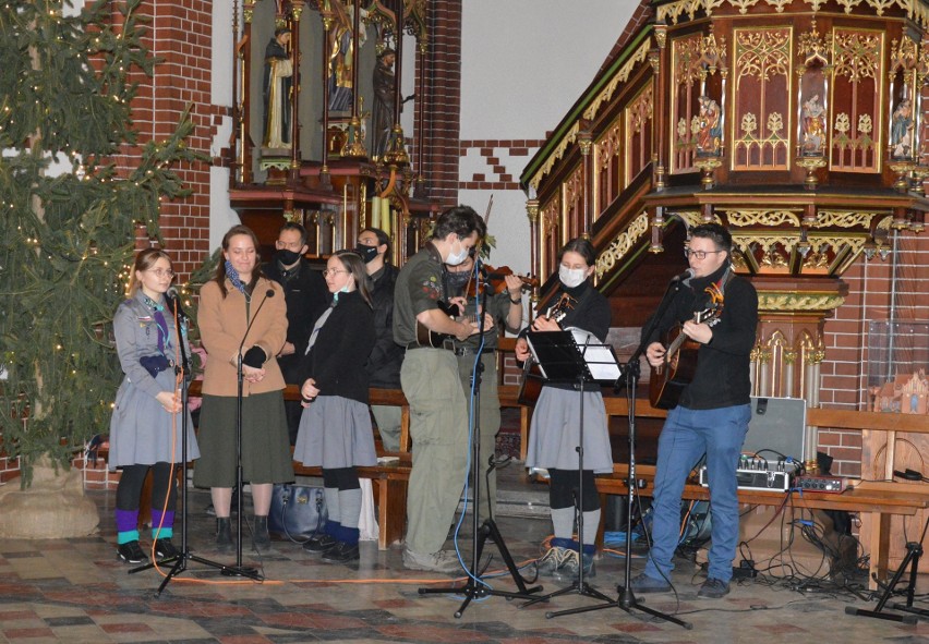 Harcerska pasterka w Opolu - Nowej Wsi Królewskiej. Druhowie służyli do liturgii, harcerska schola prowadziła śpiew