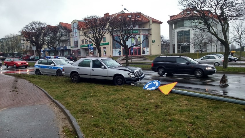 Ściął przydrożną lampę. Jechał pijany i bez prawa