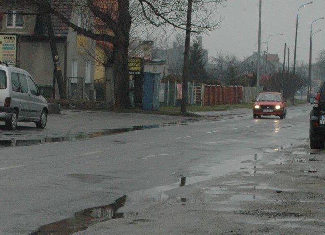 Za deszczówkę ściekającą z ulic do kanalizacji płacą zarządcy dróg. Wodociągi obliczają ten podatek biorąc pod uwagę powierzchnię trwale utwardzona oraz wielkość opadów