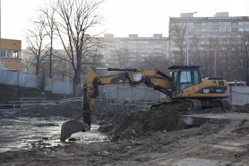 Co dalej z budową najwyższego biurowca we Wrocławiu? (ZDJĘCIA, WIZUALIZACJE)