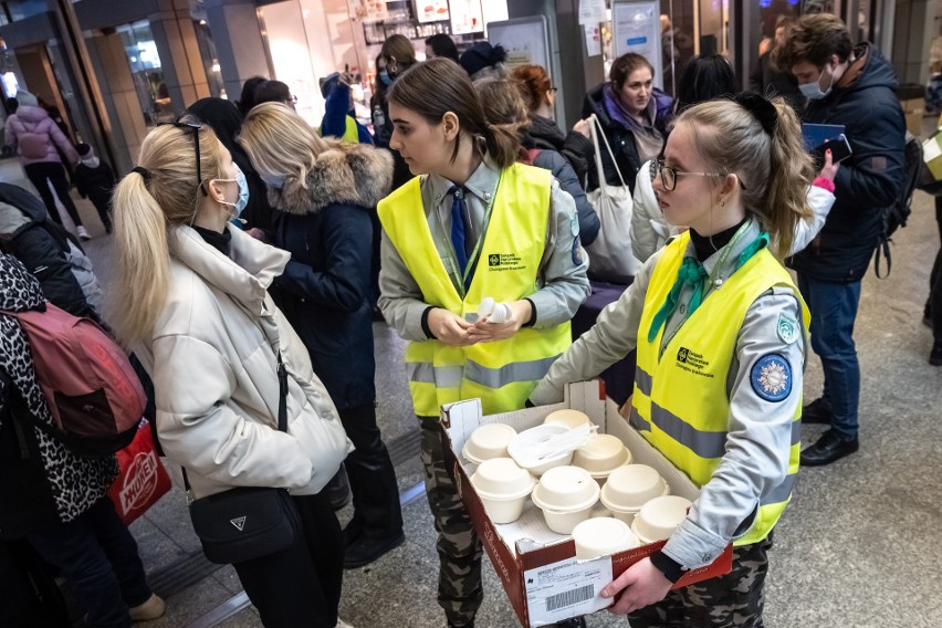 Kraków pomaga uchodźcom. Urzędnicy nie panują nad sytuacją, chaos ostudza w mieszkańcach entuzjazm do niesienia pomocy