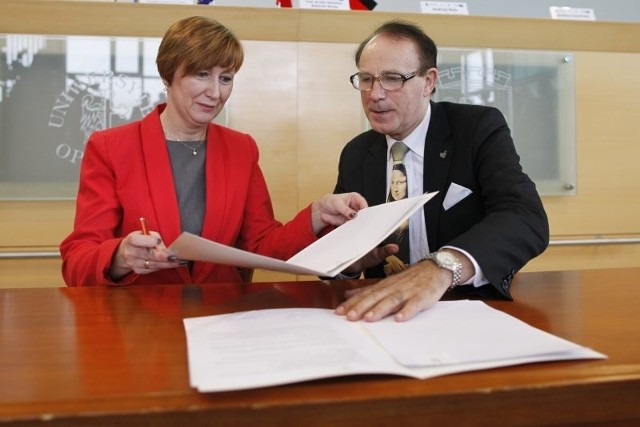 Rektor UO, pof. Stanisław S. Nicieja oraz Halina Kajstura, dyrektor Centrum Kształcenia Zawodowego i Ustawicznego w Strzelcach Opolskich.