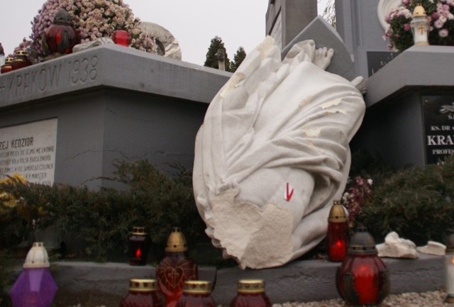 Przewrócona figura na cmentarzu parafialnym w Mielcu