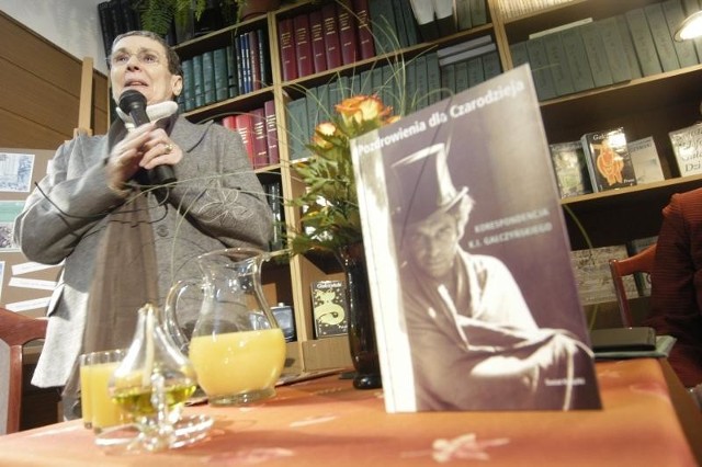 Kira Gałczyńska została zaproszona do Opola przez Miejską Bibliotekę Publiczną z podwójnej okazji - ukazania się książki &#8222;Pozdrowienia dla Czarodzieja&#8221; i setnej rocznicy urodzin Konstantego Ildefonsa.