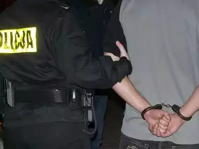 Policjanci z Koszalina zatrzymali mężczyznę, który chciał zabrać pieniądze.