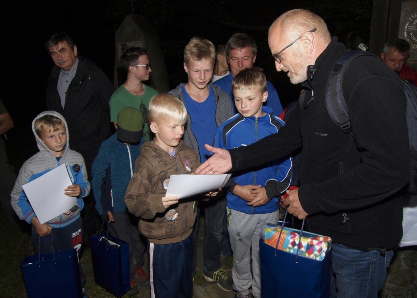 Odkryj Beskid Wyspowy. W sobotni wieczór wspięli się na Ćwilin, a w niedzielny poranek pokonali Łopusze Wschodnie