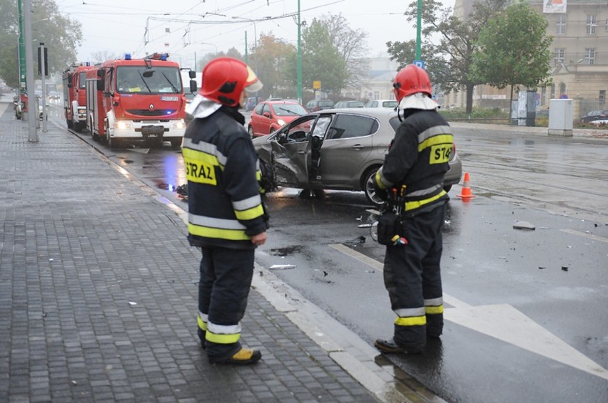 Wypadek na ul. Głogowskiej w Poznaniu: Zderzyły się dwa auta