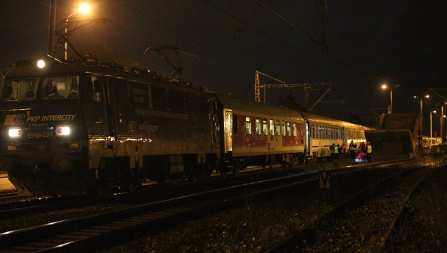 Na miejscu zdarzenia w nocy pracowali strażacy, policja i służby kolejowe. Mundurowi będą wyjaśniać okoliczności, w jakich doszło do wypadku na przejeździe kolejowym.