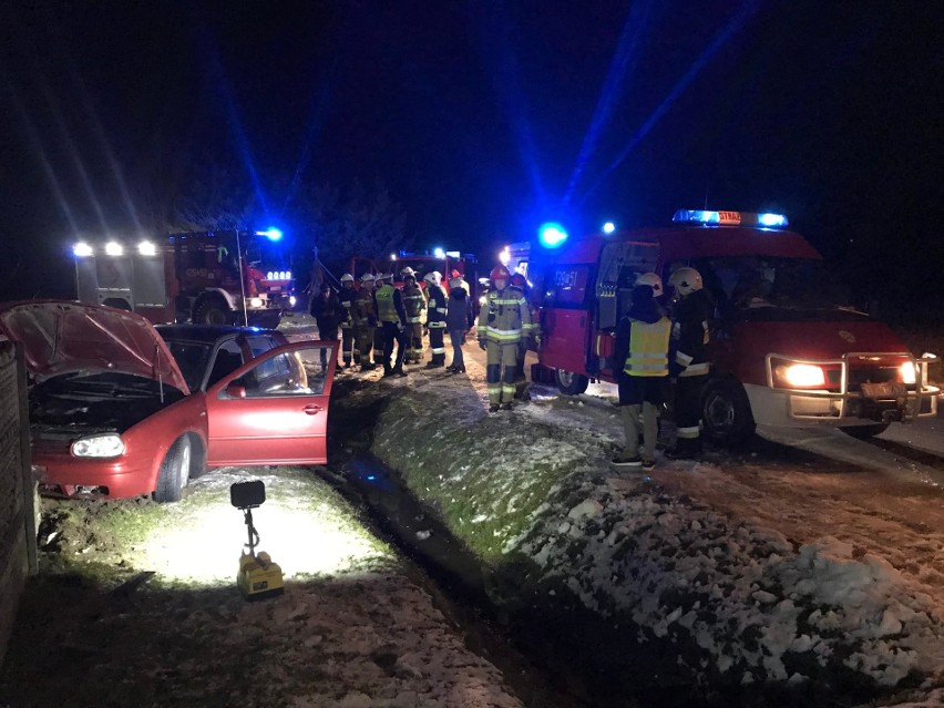 Wypadek w Młotkowicach. Golf wypadł z drogi i uderzył prosto w betonowy płot. Kobieta odmówiła dmuchnięcia w alkomat [ZDJĘCIA]