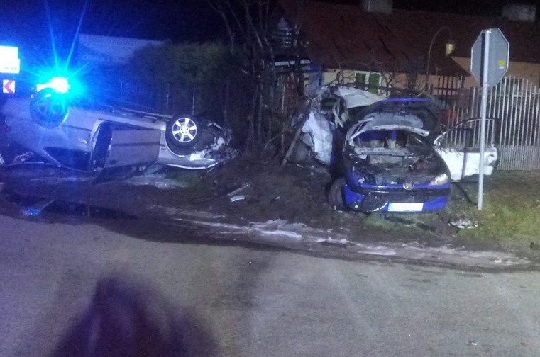 Wypadek w Rogowie na drodze krajowej 72. Rozbite samochody stanęły w ogniu [FILM]