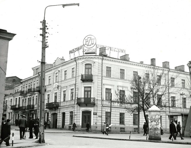 Na fotografiach dostrzeżemy lokale handlowe i usługowe, które zachowały się już tylko w pamięci starszych chełmian. W niektórych przypadkach przekształceniom uległy elewacje budynków, a widoczne na fotografiach witryny przybrały inną formę.