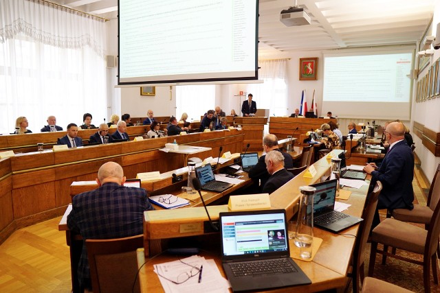 Na październikowej sesji rady miasta dość niespodziewanie radni z klubu Żuka złożyli wniosek o odwołanie Marcina Nowaka z funkcji wiceprzewodniczącego RM. Dzień wcześniej (18.10) został on usunięty z klubu.