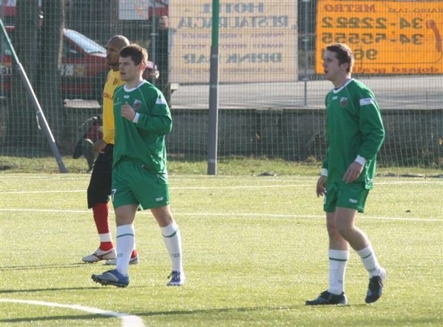 Marek  Fundakowski (z lewej) i Damian Rożej zagrali w sobotę w barwach Hetmana Zamość w sparingu z Koroną Kielce i będą wypożyczeni do klubu z Zamościa. 