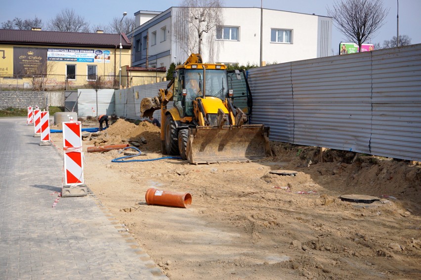 Ruszyły prace przy budowie 12-piętrowego domu studenckiego przy al. Spółdzielczości Pracy. Nowa inwestycja na terenie centrum handlowego