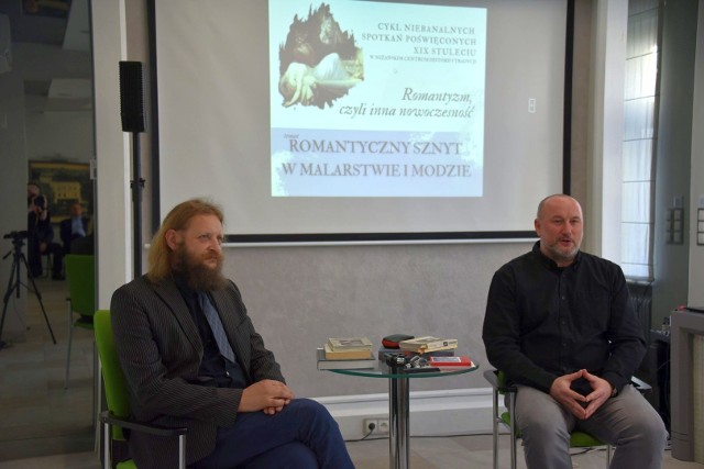 Prelegenci Tomasz Żbik oraz Marcin Folta na spotkaniu „Romantyczny sznyt w malarstwie i modzie