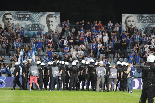 Jak informuje Dziennik Zachodni, podczas zadymy kiboli na stadionie w Chorzowie, na murawę wbiegli... policjanci w kamizelkach fotoreporterów.