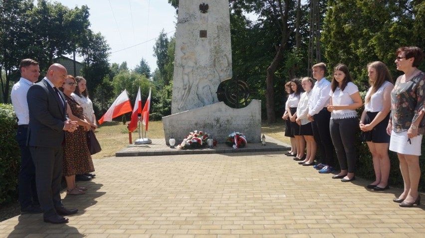 Uroczystość odbyła się przy Pomniku Pamięci Narodowej. W...