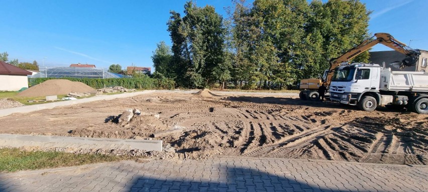 Trwa budowa boiska szkolnego w Przytyku. Nowy plac sportowy ma być gotowy już tej jesieni