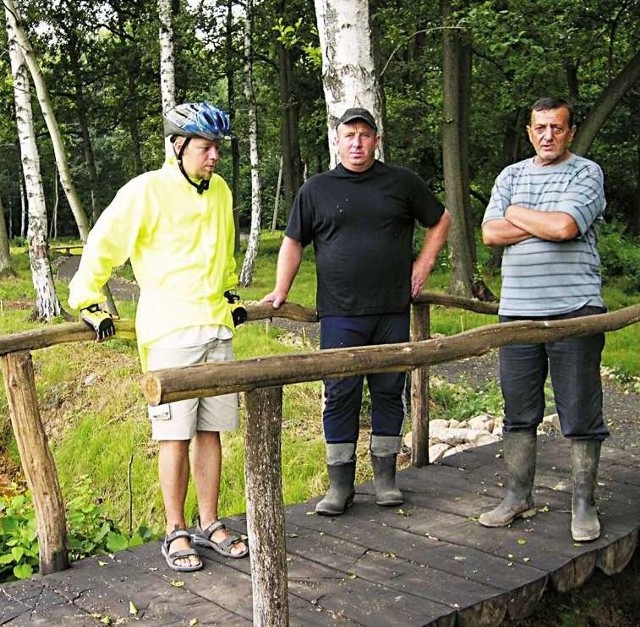 Henryk Hadasz (z prawej) i Hubert Łukaszczyk zrobili w parku m.in. pięć takich mostków.