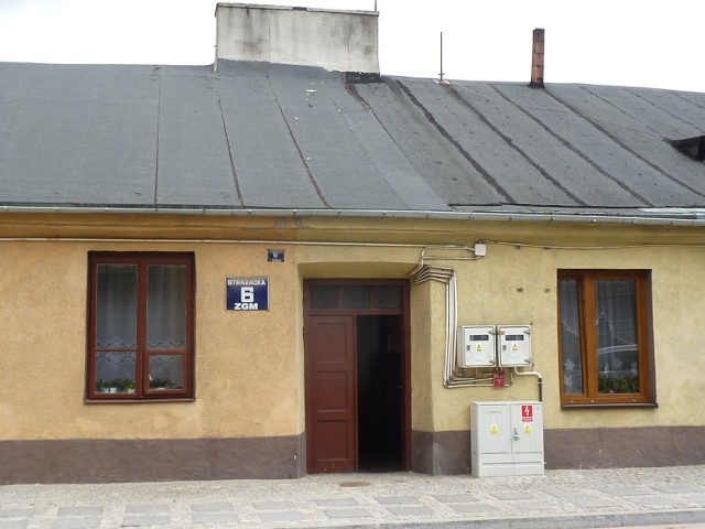 Jedną z proponowanych lokalizacji tablicy jest komunalny dom przy ulicy Strażackiej 6 (przed wojną ulica nosiła nazwę Berka Joselewicza).