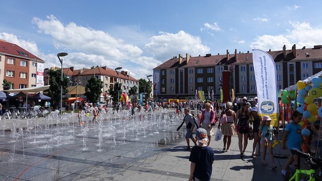 Dziś, 9 czerwca, w godz. 12-17 na Rynku Staromiejskim odbywa się kolejna edycja Koszalińskiego Festiwalu Organizacji Pozarządowych. Na mieszkańców czeka wiele atrakcji: ponad 60 lokalnych organizacji, warsztaty kulinarne, koncerty, zawody sportowe, akcja krwiodawstwa, pokazy sprzętu, loterie, food trucki i mnóstwo innych atrakcji dla mieszkańców w każdym wieku. Zagrają 4P, Brass Konstrukcja i Harc-Band. Gościem specjalnym Festiwalu jest kucharz Grzegorz Łapanowski, który poprowadzi pokaz gotowania oraz warsztaty kulinarne.