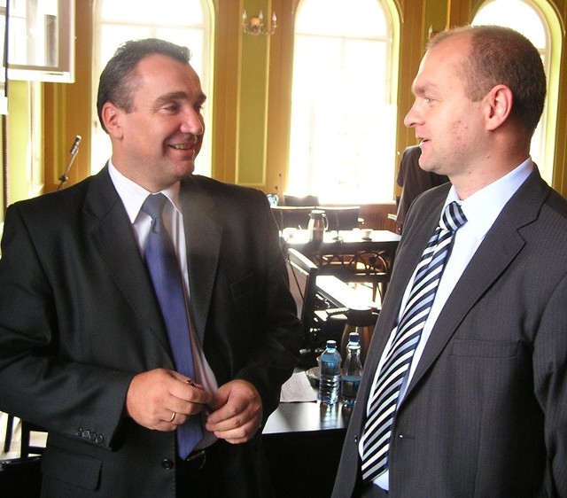 Radni Janusz Wiczkowski (z lewej) i Rafał Gierszewski zgodnie z decyzją rady mają zachować mandaty. 