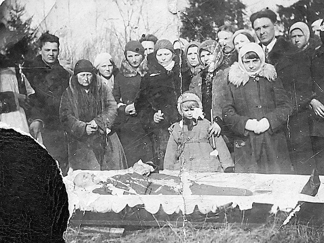 Rok 1935. Pogrzeb Józefa Koreckiego, ojca pani Janiny (to ta dziewczynka w białej chustce). Pierwszy z lewej brat Albin, najwyższy z prawej brat Donat, czwarta z lewej siostra Józefa, obok siostra Maria, nad najmniejszą dziewczynką mama Kazimiera.