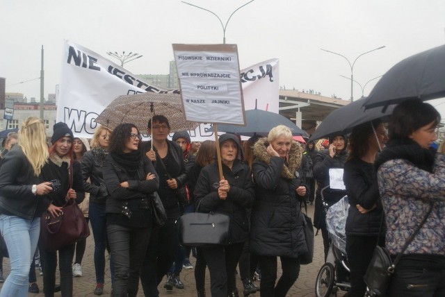 Kilkaset kobiet protestowało przeciwko zmianom w ustawie antyaborcyjnej na Placu Wolności w Dąbrowie Górniczej