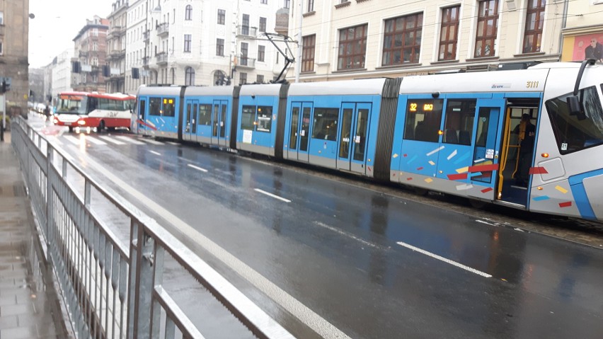 Awaria tramwaju na Borowskiej. Kierowcy mają problem z przejazdem
