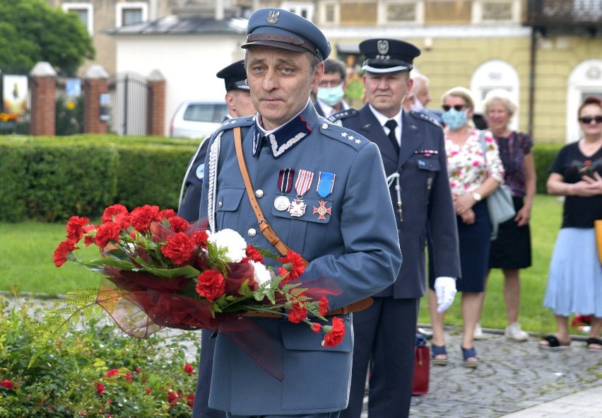 Przed koncertem nastąpiło złożenie kwiatów pod pomnikiem śp....