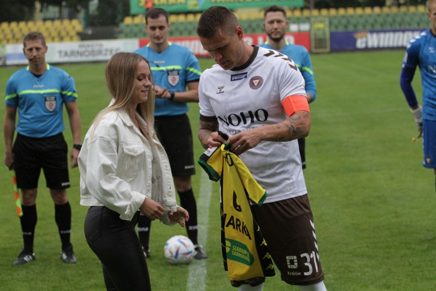 Gabriela Kwitkowska odebrała koszulkę z rąk kapitana...
