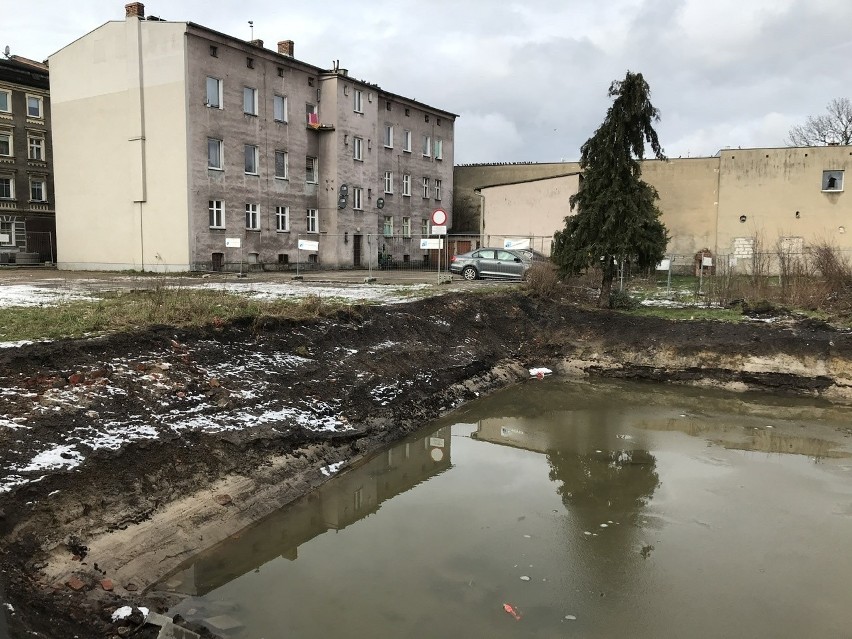Wbita łopata, wykopy i fundamenty. Trwa budowa nowych bloków komunalnych w Słupsku