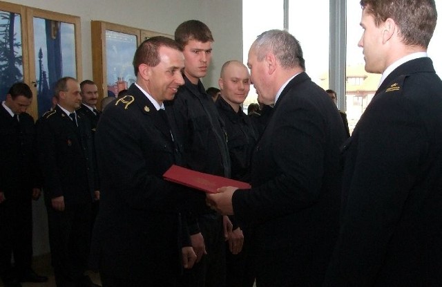 Kazimierz Kotowski, starosta opatowski strażakom składa gratulacje.
