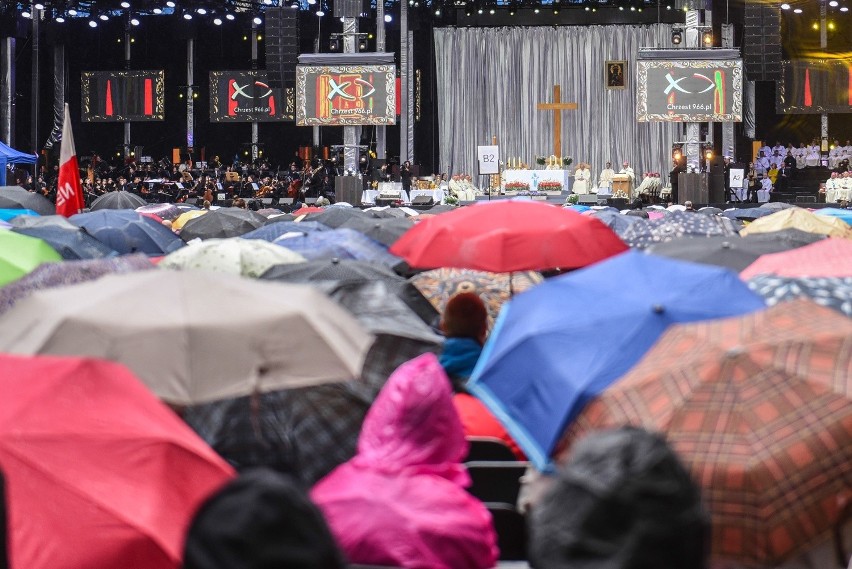 Rocznica chrztu: Tysiące wiernych na mszy na stadionie