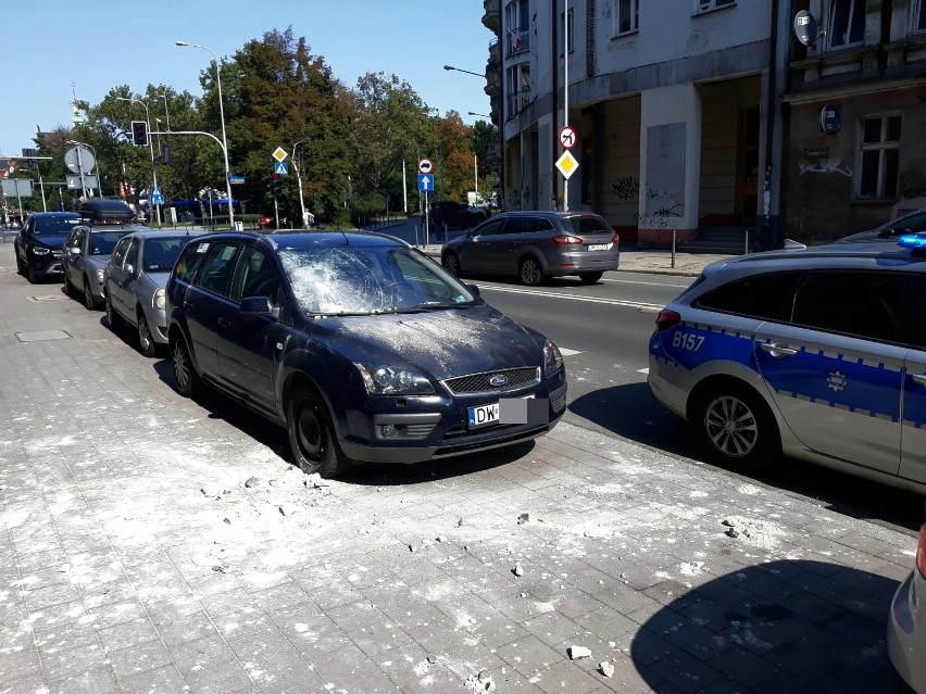 Wrocław: Tynk ze ściany budynku spadł na chodnik i auto (ZDJĘCIA)