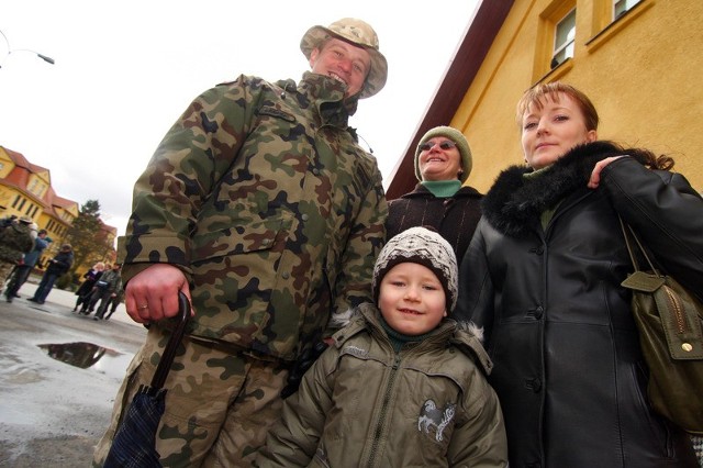 Pani Żaneta Krasucka (na zdj. z prawej strony) twierdzi, że jest spokojna o los swojego męża, który udaje się do Afganistanu: - Najgorsze są tylko pierwsze tygodnie po wyjeździe. Potem idzie już "z górki&#8221;.