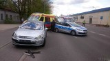 Wypadek w Opolu. Na ul. Niemodlńskiej 25-latek w peugeocie uderzył w renault. Dwie kobiety i dziecko pogotowie zabrało do szpitala