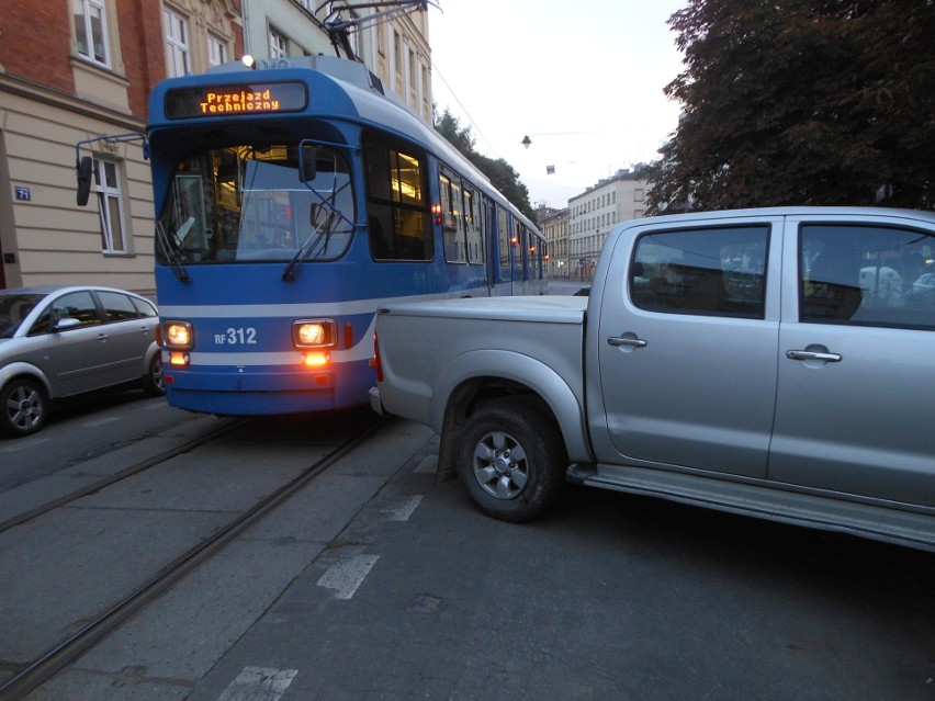 Kraków opanowany przez "mistrzów parkowania" [ZDJĘCIA]