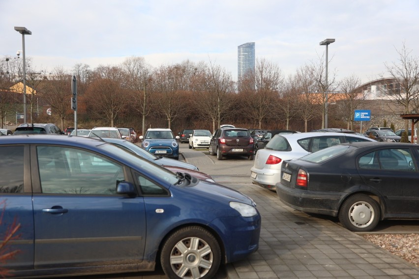 Parking przy Wrocławskim Parku Wodnym jest za mały w...