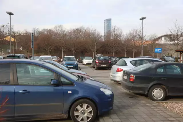 Parking przy Wrocławskim Parku Wodnym jest za mały w stosunku do liczby klientów. Polowanie na miejsce trwa tam niemal codziennie.