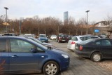 Parking przy Aquaparku we Wrocławiu podrożał i często jest przepełniony. Rzecznik: Można przyjechać jednośladem, jak 60 proc. obsługi